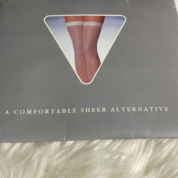 Hanes Vintage Thigh Hi Sandalfoot Stockings Sheer Medium/Tall Town Taupe New - Picture 6 of 16